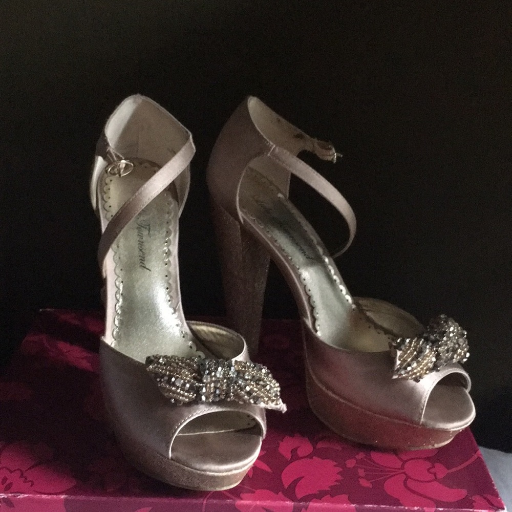 Lulu Townsend champagne glitter heels size 8.5